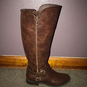GUESS brown boots